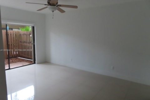 Touwnhouse à louer à Miami, Floride: 2 chambres, 130.06 m2 № 2336900 - photo 12