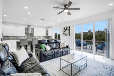 House in Miramar, Florida 5 bedrooms, 244.98 sq.m. № 1994829 - photo 15