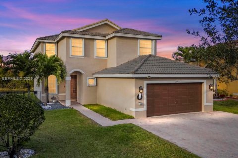 House in Miramar, Florida 5 bedrooms, 244.98 sq.m. № 1994829 - photo 2
