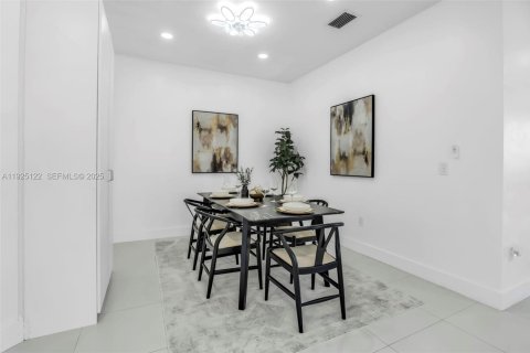 House in Miramar, Florida 5 bedrooms, 244.98 sq.m. № 1994829 - photo 10