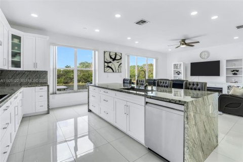 House in Miramar, Florida 5 bedrooms, 244.98 sq.m. № 1994829 - photo 14