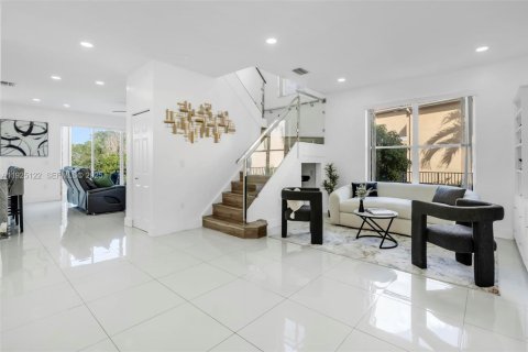 House in Miramar, Florida 5 bedrooms, 244.98 sq.m. № 1994829 - photo 9