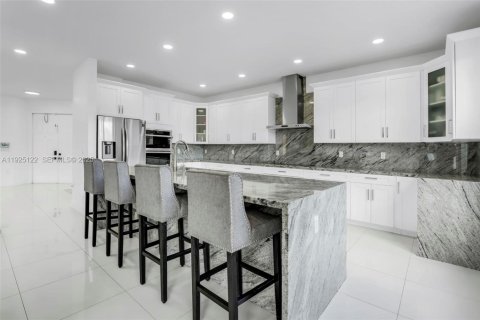 House in Miramar, Florida 5 bedrooms, 244.98 sq.m. № 1994829 - photo 11