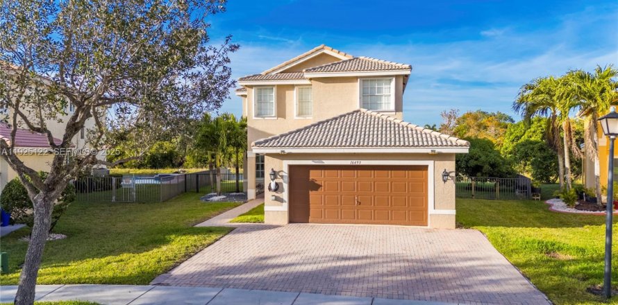 House in Miramar, Florida 5 bedrooms, 244.98 sq.m. № 1994829