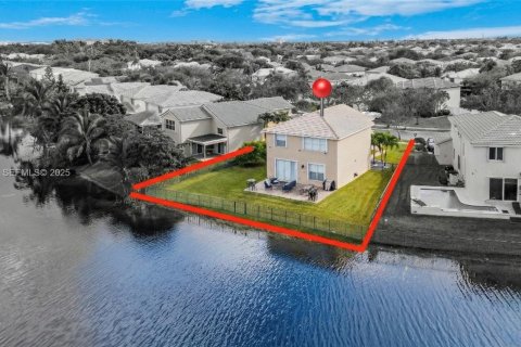 House in Miramar, Florida 5 bedrooms, 244.98 sq.m. № 1994829 - photo 3