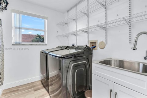 House in Miramar, Florida 5 bedrooms, 244.98 sq.m. № 1994829 - photo 28