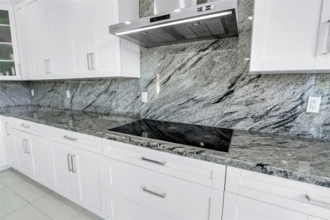 House in Miramar, Florida 5 bedrooms, 244.98 sq.m. № 1994829 - photo 13