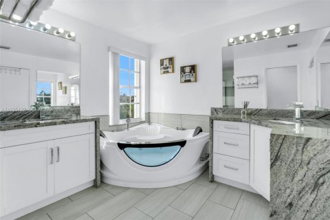 House in Miramar, Florida 5 bedrooms, 244.98 sq.m. № 1994829 - photo 22