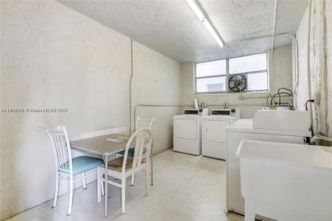 Condo in North Lauderdale, Florida, 1 bedroom  № 2018288 - photo 17