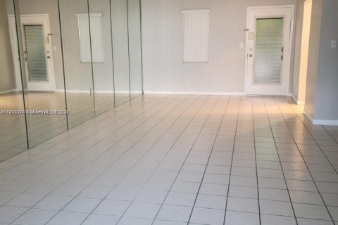 Condo in North Lauderdale, Florida, 1 bedroom  № 2018288 - photo 9
