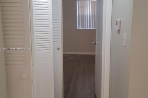 Condo in North Lauderdale, Florida, 1 bedroom  № 2018288 - photo 12