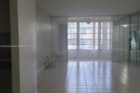 Condo in North Lauderdale, Florida, 1 bedroom  № 2018288 - photo 7