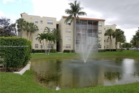 Condo in North Lauderdale, Florida, 1 bedroom  № 2018288 - photo 4