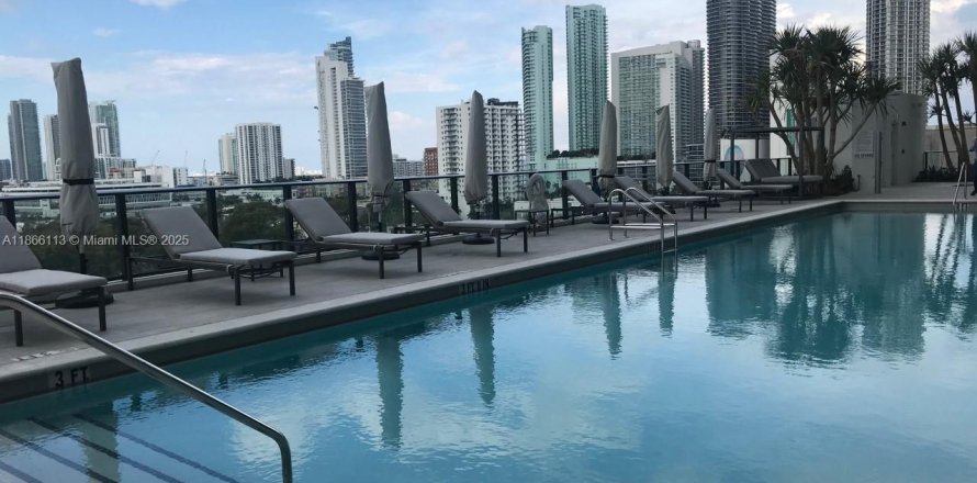 Кондоминиум с 2 спальнями в Майами, Флорида № 1957892