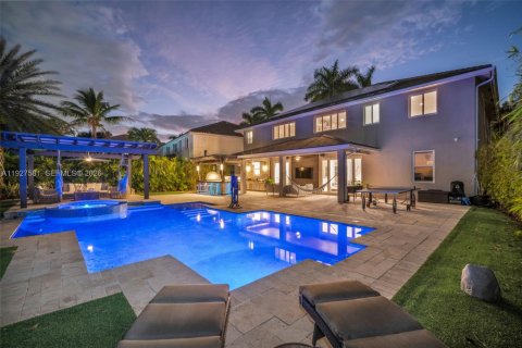 Casa en Weston, Florida 5 dormitorios, 361.2 m2 № 1999680