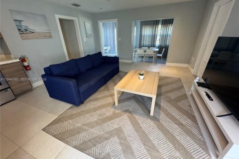 House in Hollywood, Florida 3 bedrooms, 121.7 sq.m. № 2001582