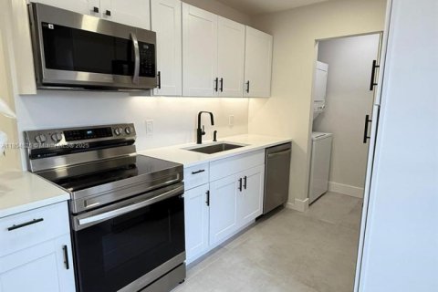 Condo in Lake Worth, Florida, 1 bedroom  № 1887500 - photo 2
