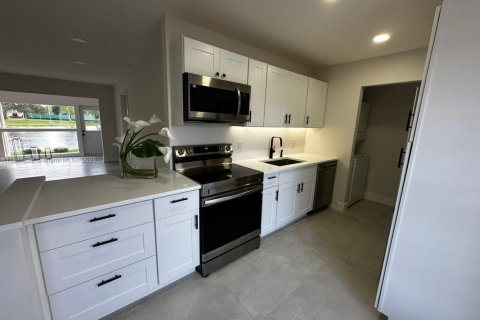 Condo in Lake Worth, Florida, 1 bedroom  № 1887500 - photo 1