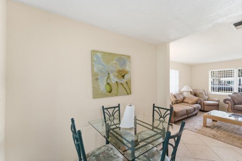 House in Pompano Beach, Florida 2 bedrooms, 97.18 sq.m. № 2240690 - photo 4
