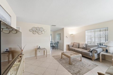 House in Pompano Beach, Florida 2 bedrooms, 97.18 sq.m. № 2240690 - photo 2