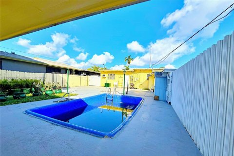 House in Hialeah, Florida 5 bedrooms, 157.19 sq.m. № 1965559 - photo 27