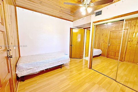 House in Hialeah, Florida 5 bedrooms, 157.19 sq.m. № 1965559 - photo 13