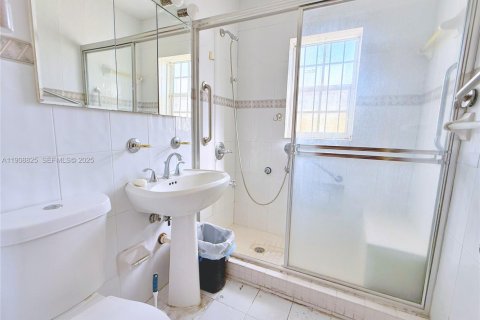 House in Hialeah, Florida 5 bedrooms, 157.19 sq.m. № 1965559 - photo 20