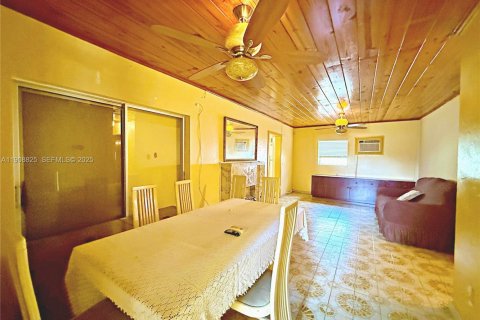 House in Hialeah, Florida 5 bedrooms, 157.19 sq.m. № 1965559 - photo 10