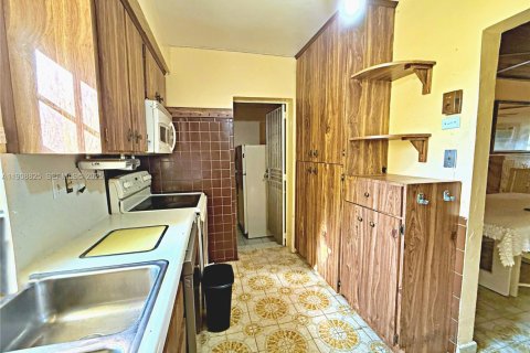 House in Hialeah, Florida 5 bedrooms, 157.19 sq.m. № 1965559 - photo 5