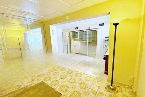 House in Hialeah, Florida 5 bedrooms, 157.19 sq.m. № 1965559 - photo 12