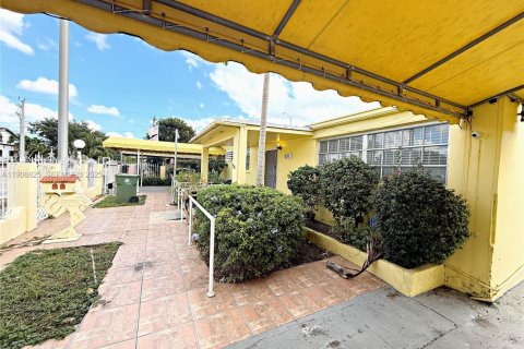 House in Hialeah, Florida 5 bedrooms, 157.19 sq.m. № 1965559 - photo 3