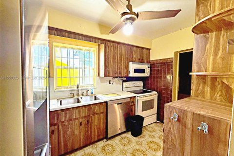 House in Hialeah, Florida 5 bedrooms, 157.19 sq.m. № 1965559 - photo 4