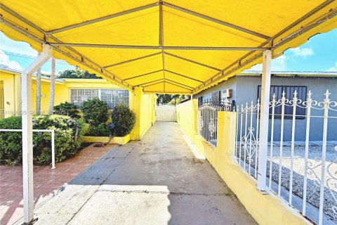 House in Hialeah, Florida 5 bedrooms, 157.19 sq.m. № 1965559 - photo 23