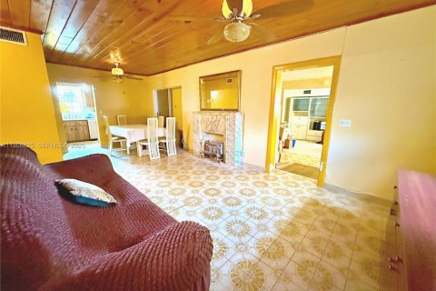 House in Hialeah, Florida 5 bedrooms, 157.19 sq.m. № 1965559 - photo 8