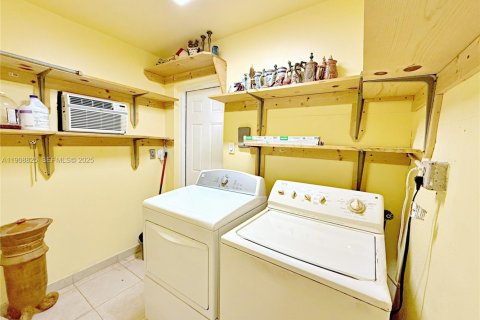 House in Hialeah, Florida 5 bedrooms, 157.19 sq.m. № 1965559 - photo 18