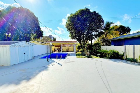 House in Hialeah, Florida 5 bedrooms, 157.19 sq.m. № 1965559 - photo 28