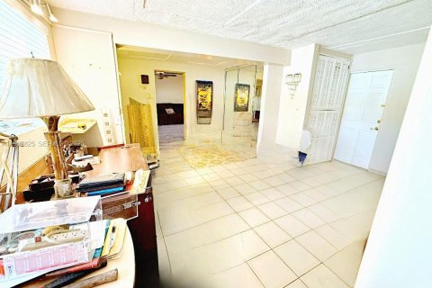 House in Hialeah, Florida 5 bedrooms, 157.19 sq.m. № 1965559 - photo 11