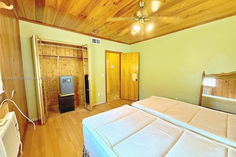 House in Hialeah, Florida 5 bedrooms, 157.19 sq.m. № 1965559 - photo 15