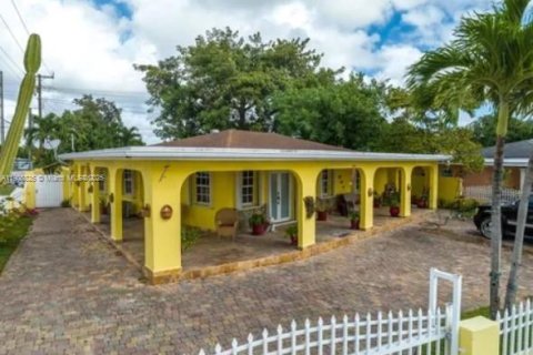 House in Hialeah, Florida 4 bedrooms, 157.19 sq.m. № 1965559 - photo 1