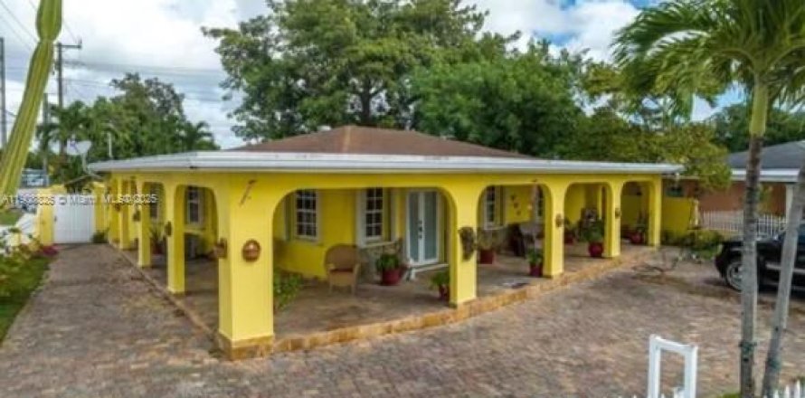 House in Hialeah, Florida 4 bedrooms, 157.19 sq.m. № 1965559