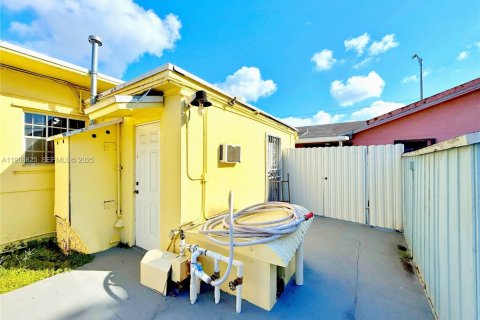 House in Hialeah, Florida 5 bedrooms, 157.19 sq.m. № 1965559 - photo 22