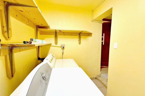 House in Hialeah, Florida 5 bedrooms, 157.19 sq.m. № 1965559 - photo 19