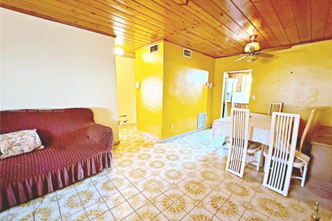 House in Hialeah, Florida 5 bedrooms, 157.19 sq.m. № 1965559 - photo 7