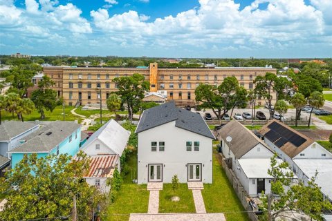 Commercial property in Tampa, Florida 6 bedrooms, 404.12 sq.m. № 1884730 - photo 25