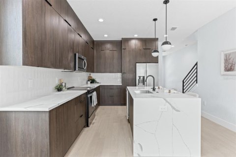 Commercial property in Tampa, Florida 6 bedrooms, 404.12 sq.m. № 1884730 - photo 6