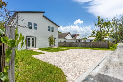 Commercial property in Tampa, Florida 6 bedrooms, 404.12 sq.m. № 1884730 - photo 28