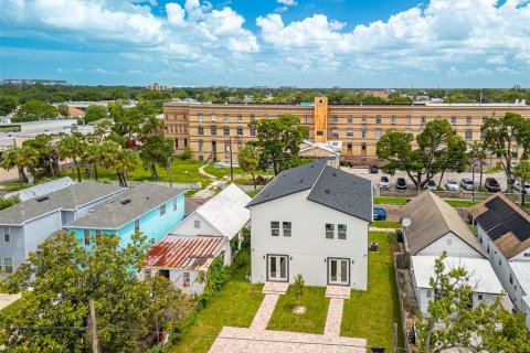Commercial property in Tampa, Florida 6 bedrooms, 404.12 sq.m. № 1884730 - photo 26