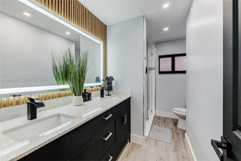 Casa en venta en Miami, Florida, 6 dormitorios, 243.22 m2 № 2008261 - foto 24