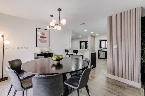 Casa en venta en Miami, Florida, 6 dormitorios, 243.22 m2 № 2008261 - foto 13