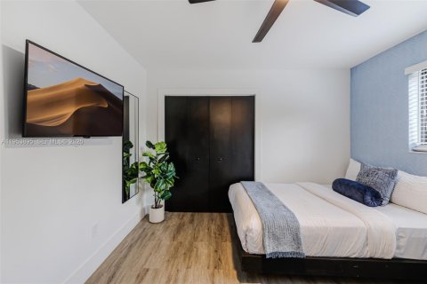 Casa en venta en Miami, Florida, 6 dormitorios, 243.22 m2 № 2008261 - foto 20